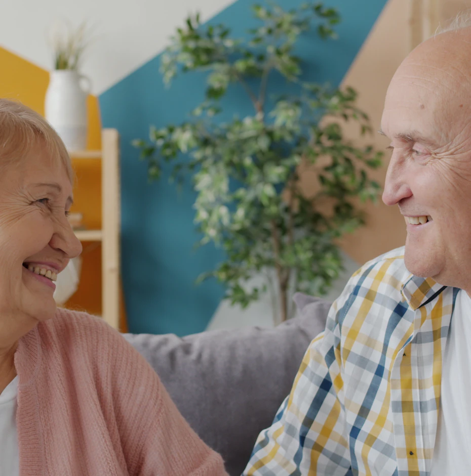 Un couple de seniors qui échange