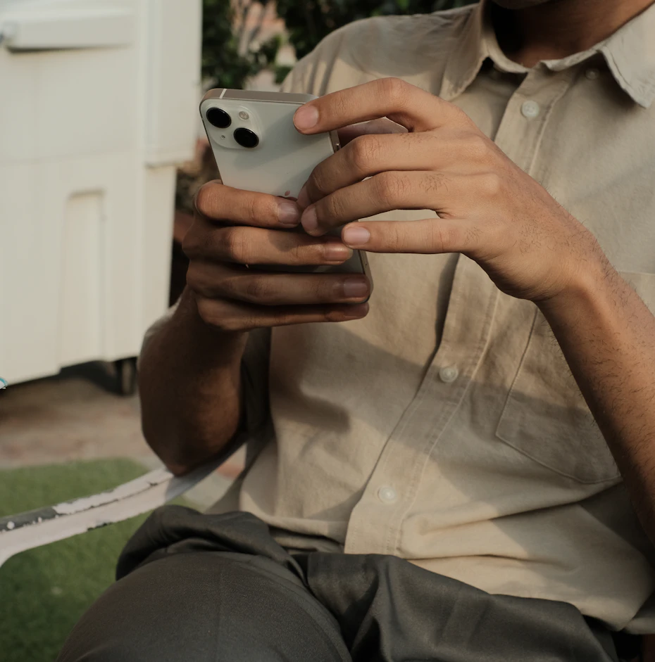 Une personne consulte son téléphone dans un moment paisible